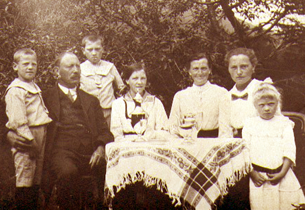 A005b Oline P Sindre Familie.jpg - Rasmus Bruvoll og Oline f. Sindre med barn. Rasmus Bruvoll and Oline nee Sindre with children.